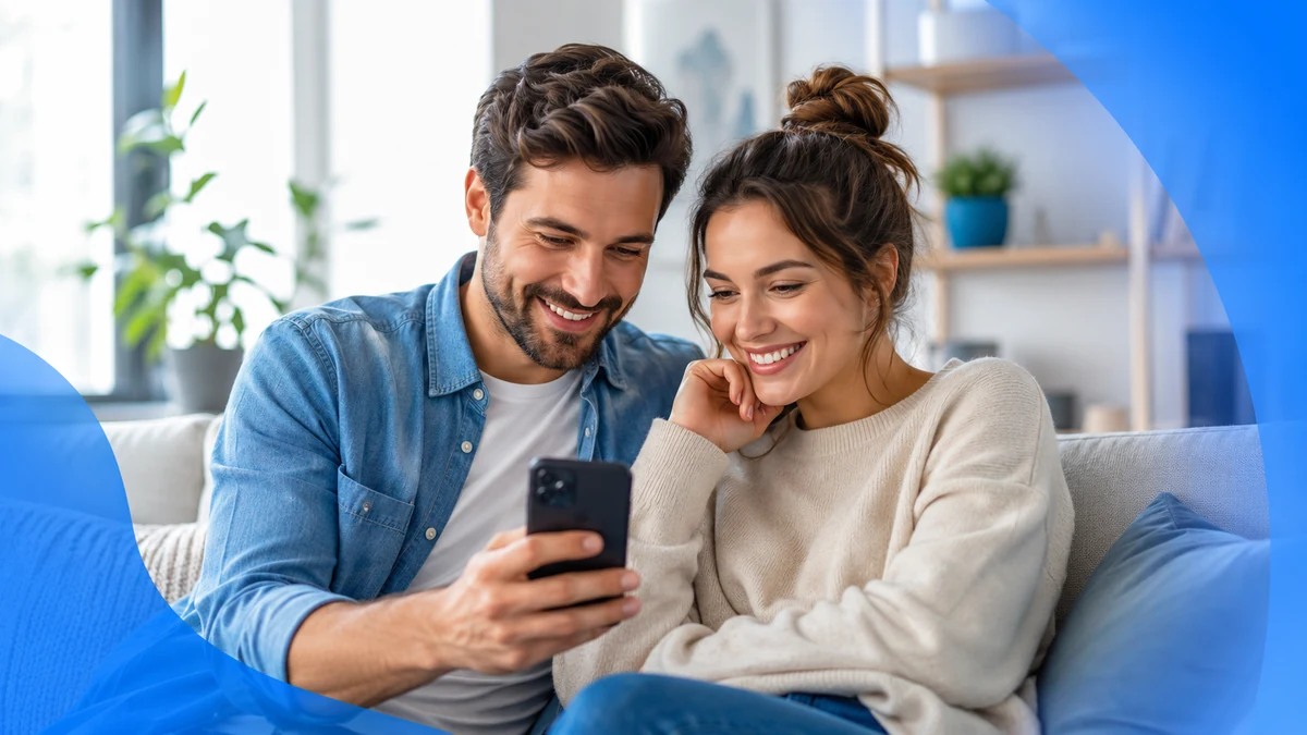 Para korzystająca ze smartfona w domu - zdjęcie ilustracyjne promocji Konta Smart do 600 zł